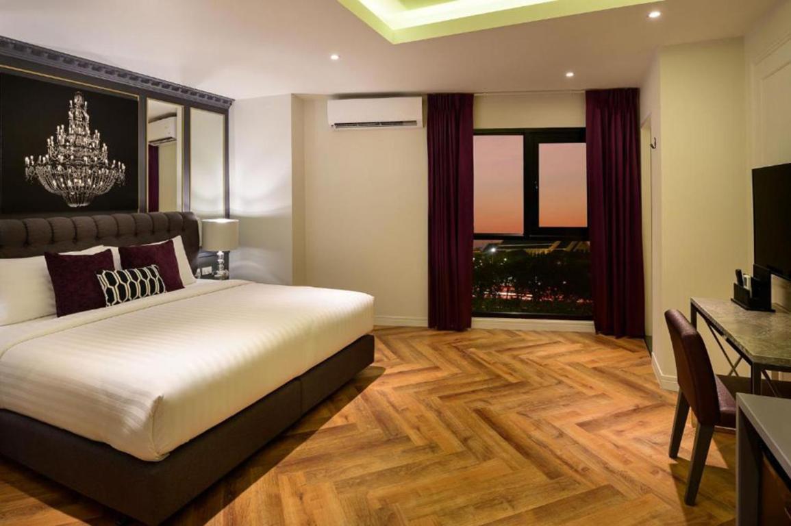 Deluxe Double Room Street View