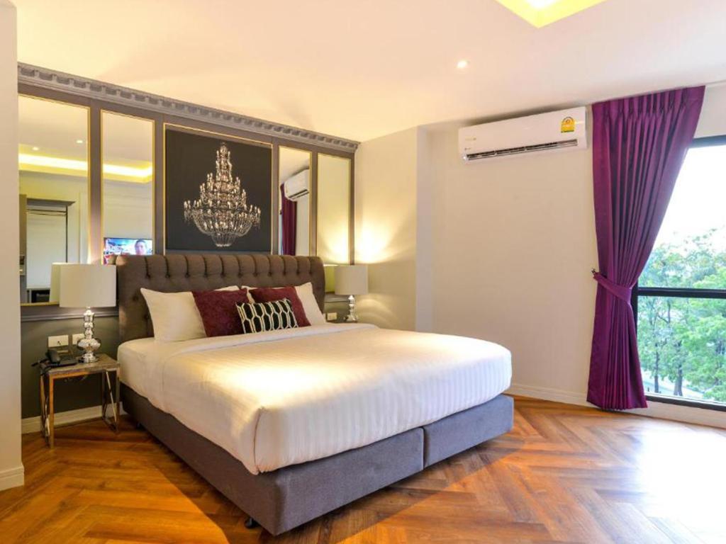 Deluxe Double Room Street View